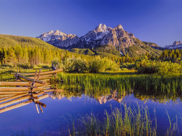 The Sawtooth Mountain Range, Stanley Idaho tranquil getaway; a breathe of fresh air; away from it all; springtime travel adventure, Sawtooth National Forest sawtooth wilderness stock pictures, royalty-free photos & images