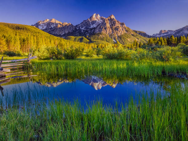 The Sawtooth Mountain Range, Stanley Idaho tranquil getaway; a breathe of fresh air; away from it all; springtime travel adventure, Sawtooth National Forest Sawtooth National Recreation Area stock pictures, royalty-free photos & images