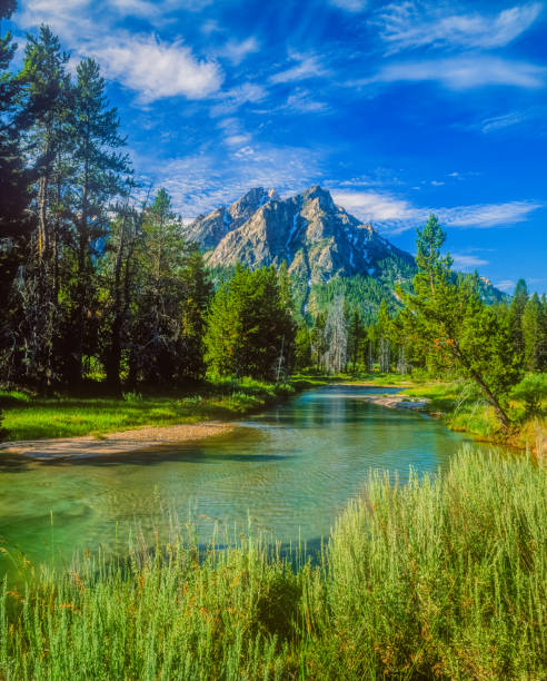 The Sawtooth Mountain Range, Stanley Idaho tranquil getaway; a breathe of fresh air; away from it all; springtime travel adventure Sawtooth National Recreation Area stock pictures, royalty-free photos & images