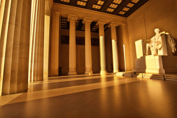 el lincoln memorial con la estatua del presidente lincoln al amanecer, washington dc - abraham lincoln washington dc statue president fotografías e imágenes de stock