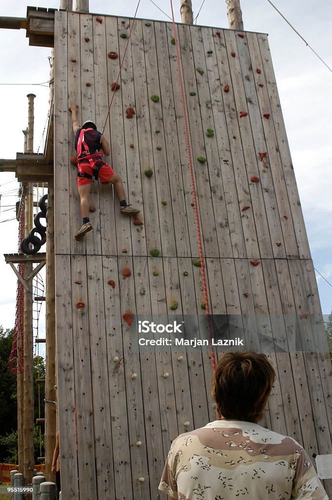 Escalador en pared para alpinismo en el parque de diversiones - Foto de stock de Actividades recreativas libre de derechos