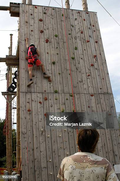 Escalador En Pared Para Alpinismo En El Parque De Diversiones Foto de stock y más banco de imágenes de Actividades recreativas