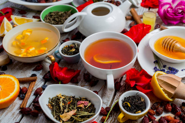 varie foglie di tè e spezie su sfondo legnoso - homewares rustic herbal tea herb foto e immagini stock