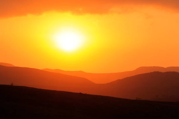 закат восхода пейзаж горы холмы небо желтые лучи облачный сумерки - overcast dramatic sky swaziland landscape стоковые фото и изображения