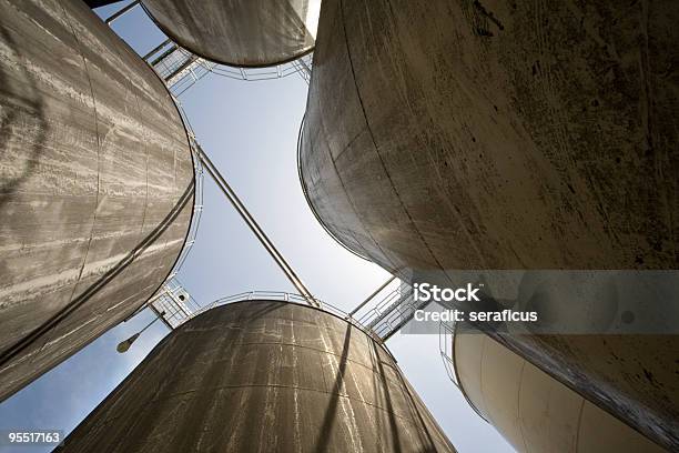 Serbatoi - Fotografias de stock e mais imagens de Silo - Silo, Vista de Ângulo Baixo, Abruzzi