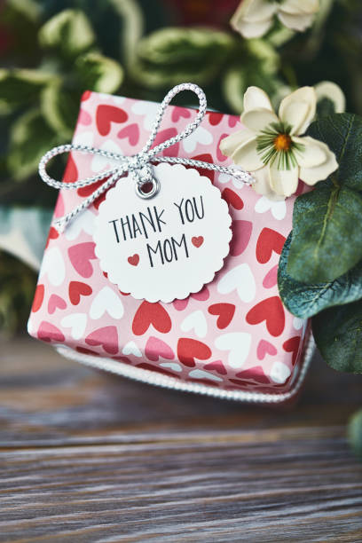 istock Mother's Day gift in organic type setting with thank you message 955172588