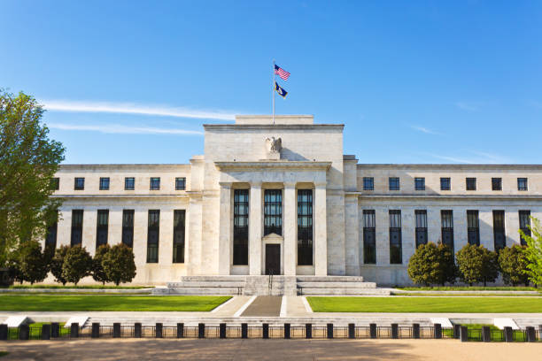 federal reserve building, em washington, dc - washington dc architecture nobody american flag - fotografias e filmes do acervo