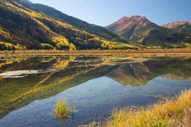 istock Autumn scenery at Red Mountain Pass in Colorado 955183470