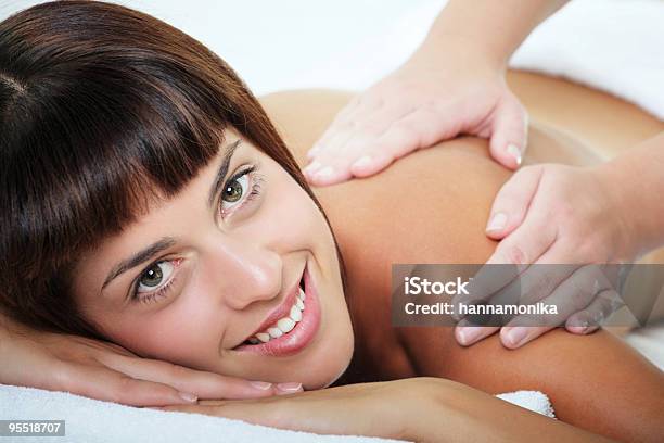 Bellissima Giovane Donna Ricevere Un Massaggio Alla Schiena - Fotografie stock e altre immagini di Adulto