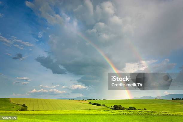 Paesaggio E Arcobaleno - Fotografie stock e altre immagini di Arcobaleno - Arcobaleno, Cielo, Campo