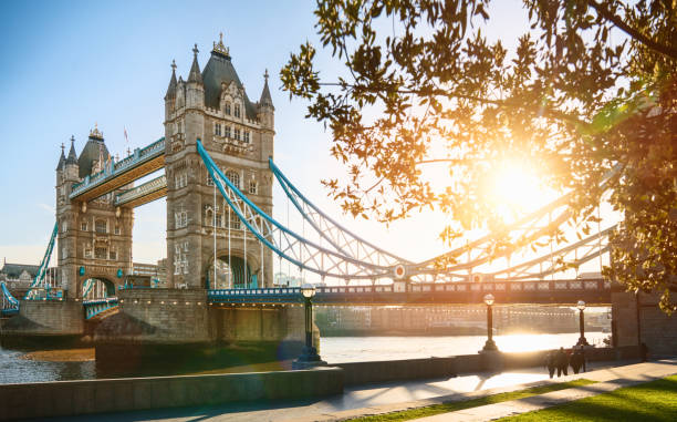 le pont de la tour de londres au lever du soleil sur une journée d’été ensoleillée - london england sunlight morning tower bridge photos et images de collection