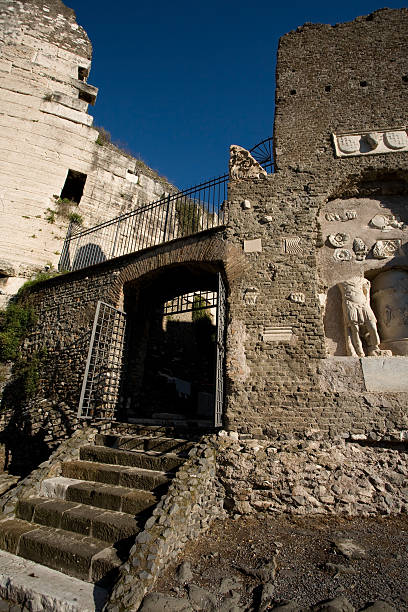 mausoleo de caecilia metella en la vía apia - caecilia metella fotografías e imágenes de stock