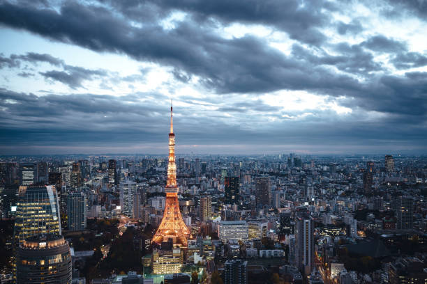 токио, япония скайлайн - tokyo tower shinjuku ward tokyo prefecture communications tower стоковые фото и изображения