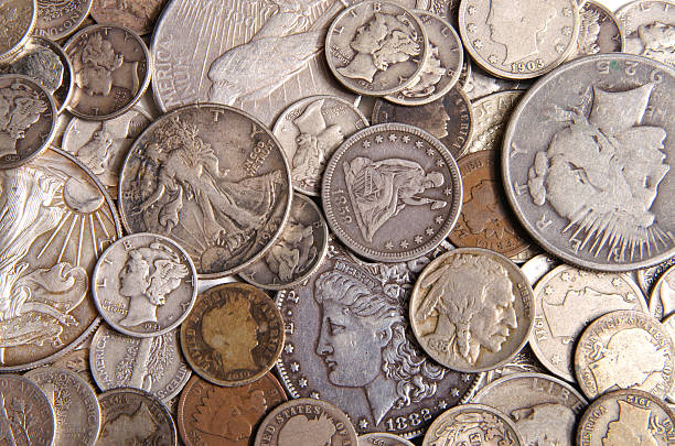antiquités de changement - currency stack dollar heap photos et images de collection
