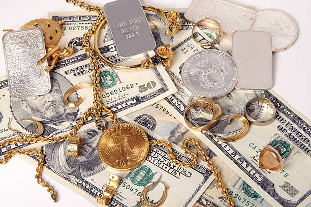 kauf von gold und silber - gold jewelry currency buying stock-fotos und bilder