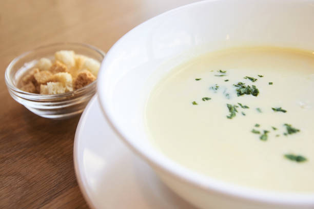 istock Delicious cheese soup. White dishes. Small crackers 955213528