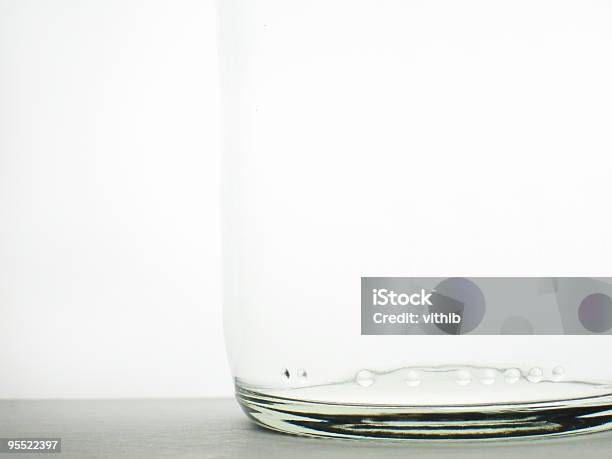 Bicchiere Vuoto Su Sfondo Bianco Ricevuto Il Latte - Fotografie stock e altre immagini di A mezz'aria
