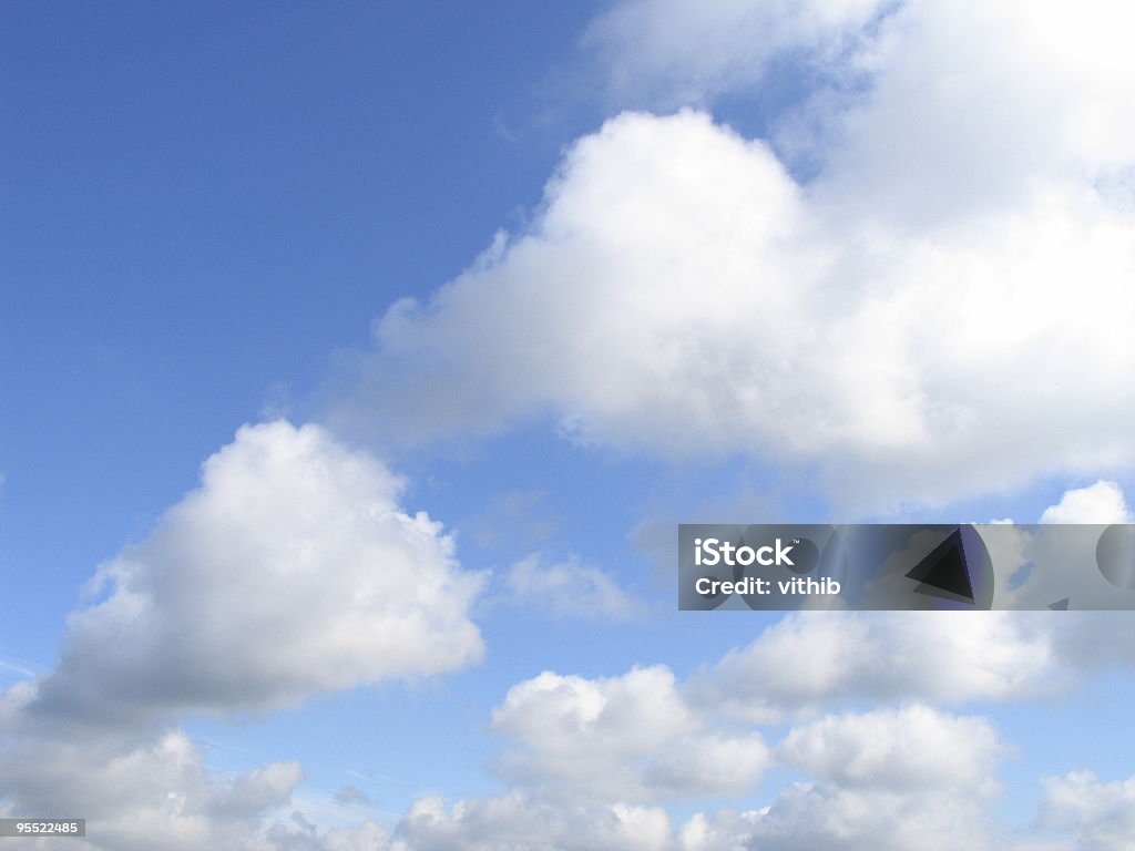 Brancas nuvens almofadadas em um dia ensolarado - Foto de stock de Azul royalty-free