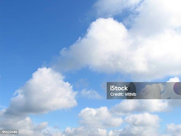 Foto de Brancas Nuvens Almofadadas Em Um Dia Ensolarado e mais fotos de stock de Azul - Azul, Beleza, Beleza natural - Natureza