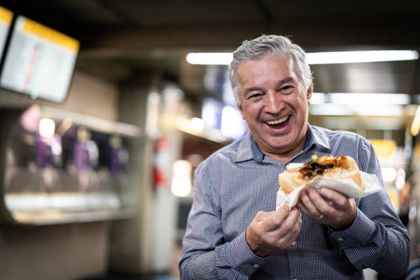 中高年旅行者は空港でサンドイッチを食べる - sandwich food lunch chicken ストックフォトと画像