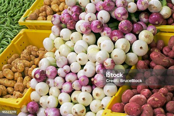 Cebolas E Novas Batatas No Mercado De Produtos Agrícolas - Fotografias de stock e mais imagens de Amontoar