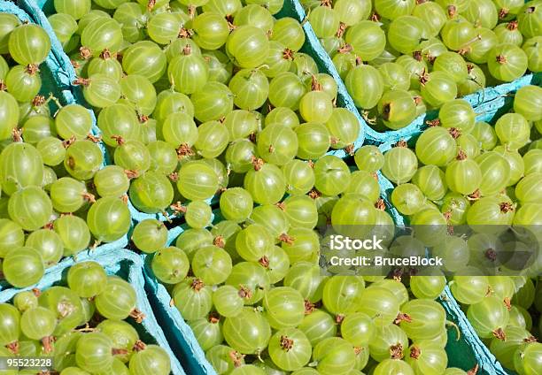 Gooseberries Presso Il Farmers Market - Fotografie stock e altre immagini di Bacca - Bacca, Cestino, Close-up