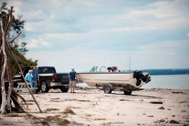 cinco irmãos idosos ativos em uma viagem de pesca - fishing active seniors family senior adult - fotografias e filmes do acervo