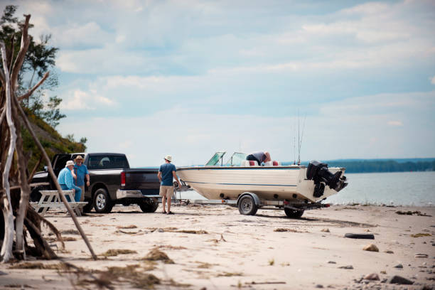 пять активных старших братьев на рыбалку - fishing active seniors family senior adult стоковые фото и изображения