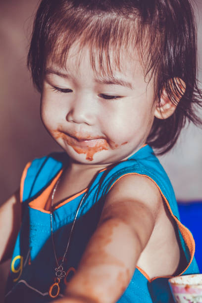 bambino che mangia con una faccia macchiata. fai da te concetto. tono vintage. - thai cuisine asian cuisine vertical close up foto e immagini stock