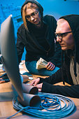 paar-von-hackern-mit-stapel-bargeld-am-arbeitsplatz.jpg?b=1&s=170x170&k=20&c=cN9MV_Ct26lkFaClVov_48aO2hWqq3hllA18uNMY9GQ=