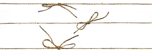 3 다른 문자열 또는 꼰된 꼬기 흰색 배경에 고립 된 활에 묶여 - tied knot rope three objects string 뉴스 사진 이미지