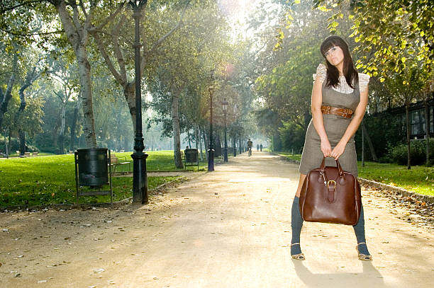 jeune fille dans le parc - belt leather fashion women photos et images de collection