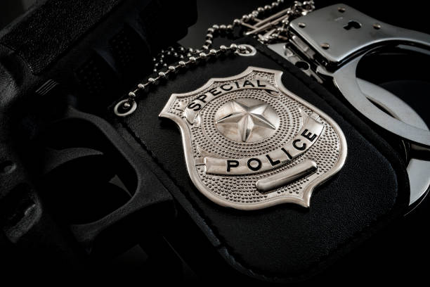 badge polizia, manette e pistola - badge blue crime law foto e immagini stock