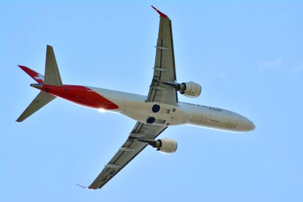 avion de passagers embraer erj-190lr - helvetic airways - helvetic photos et images de collection