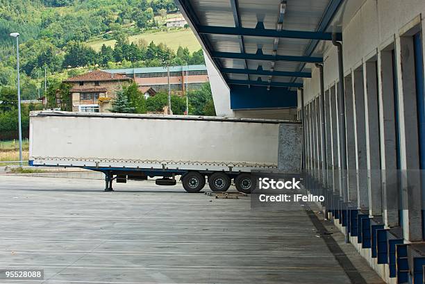 Tráiler Foto de stock y más banco de imágenes de Barcaza - Embarcación industrial - Barcaza - Embarcación industrial, Camión articulado, Color - Tipo de imagen