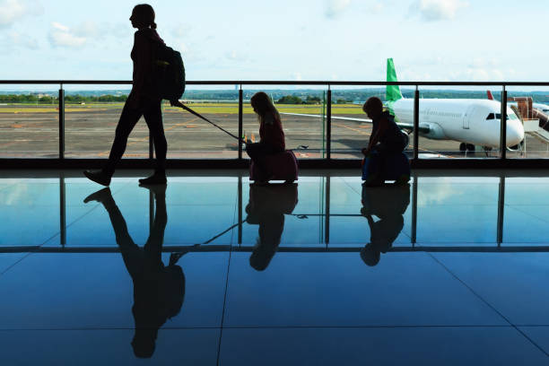 viajando de familia en el aeropuerto - chest fly fotografías e imágenes de stock