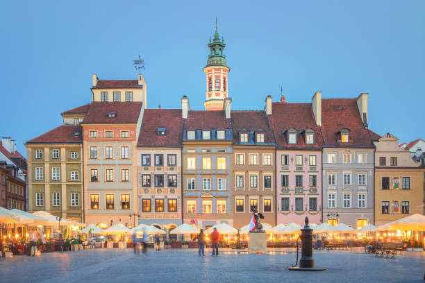 varsovia al atardecer - warsaw old town square fotografías e imágenes de stock