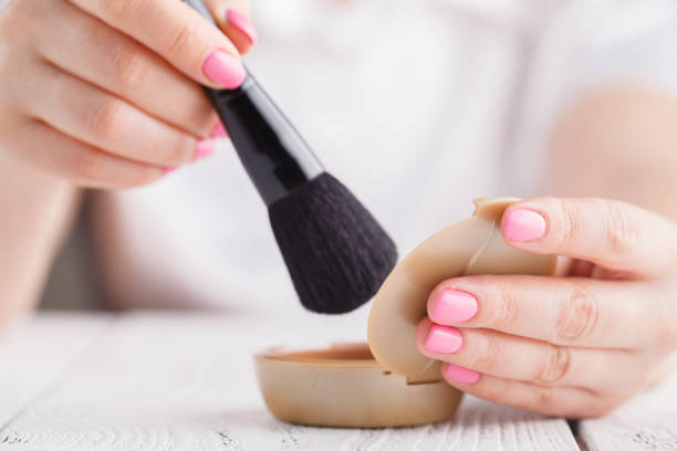 istock make-up powder and brush in hand 955313020