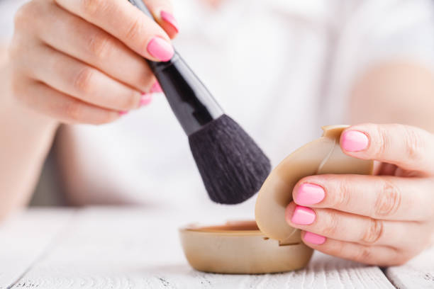 istock Face powder in female hand 955314222