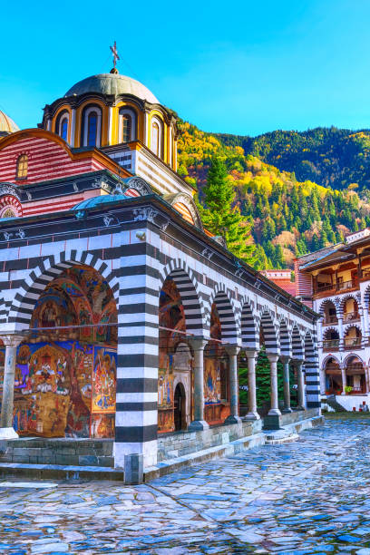 monastero di rila, bulgaria e montagne autunnali - rila mountains foto e immagini stock