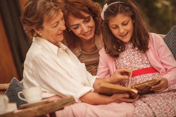 istock Looking at family photos 955319376
