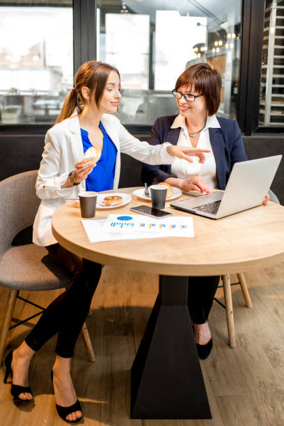 istock Business women working in the cafe 955327044