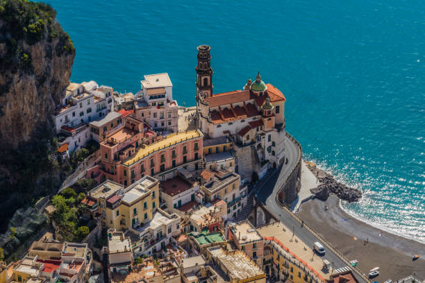 atrani città in costiera amalfitana italia - salerno foto e immagini stock