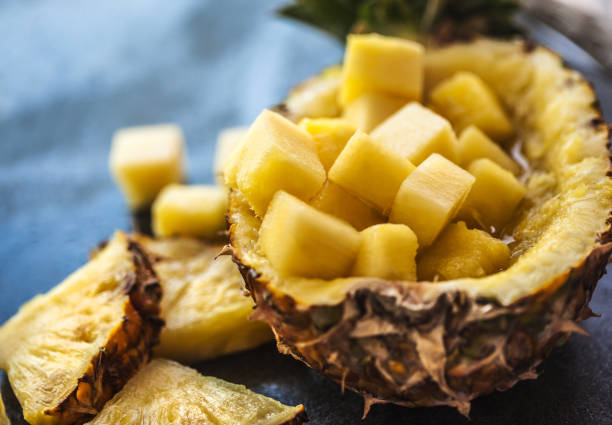 smoothie à l'ananas et à l'ananas frais sur table en bois - ananas photos et images de collection