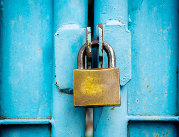 vieja cerradura cosida en la puerta azul. - unlocked padlock fotografías e imágenes de stock