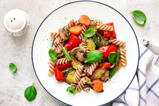 pasta integral con champiñones y verduras - trigo integral fotografías e imágenes de stock