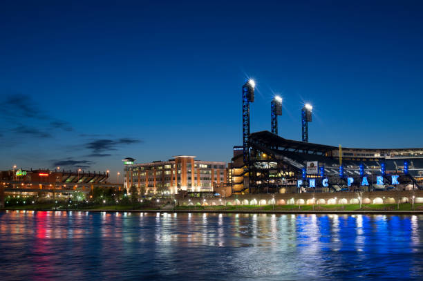 vista notturna del pnc park - pnc park foto e immagini stock