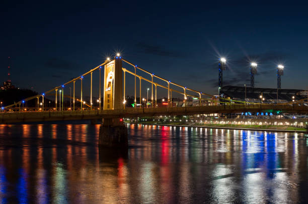 피츠버그에서 백그라운드로 pnc 파크와 앨 리 강 다리의 야경 - pnc park 뉴스 사진 이미지