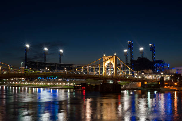 nocny widok na most nad rzeką allegheny z pnc park w tle w pittsburghu - pnc park zdjęcia i obrazy z banku zdjęć