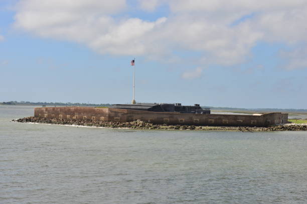 미국 남북 전쟁 시작 찰스턴 채널에 요새. - fort sumter 뉴스 사진 이미지